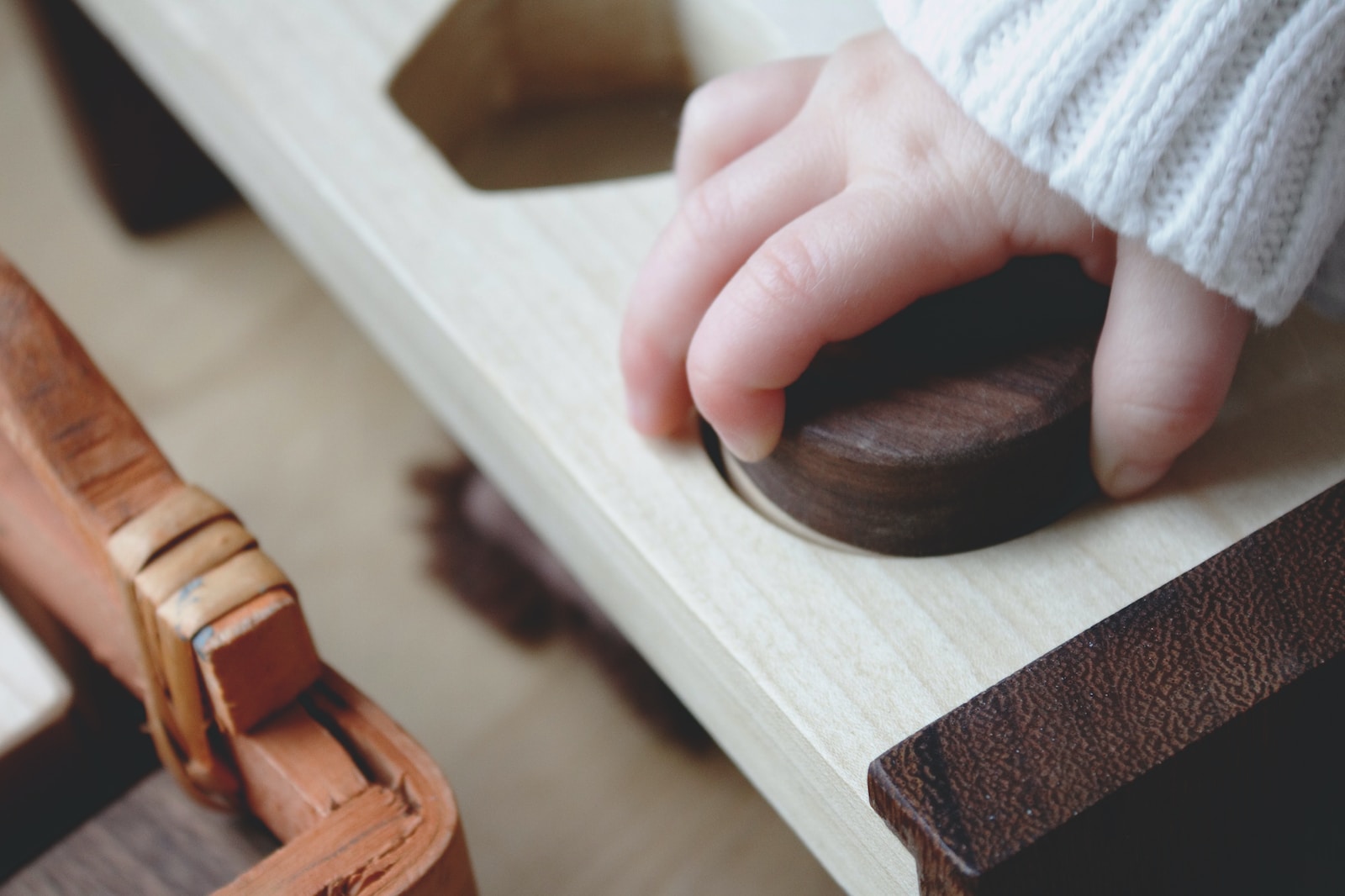 Marchande en Bois : Stimuler l&rsquo;Imagination de Votre Enfant en Toute Saison