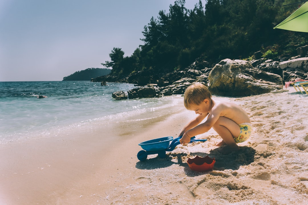 À quel âge dire adieu au lit à barreaux : le guide essentiel pour les parents
