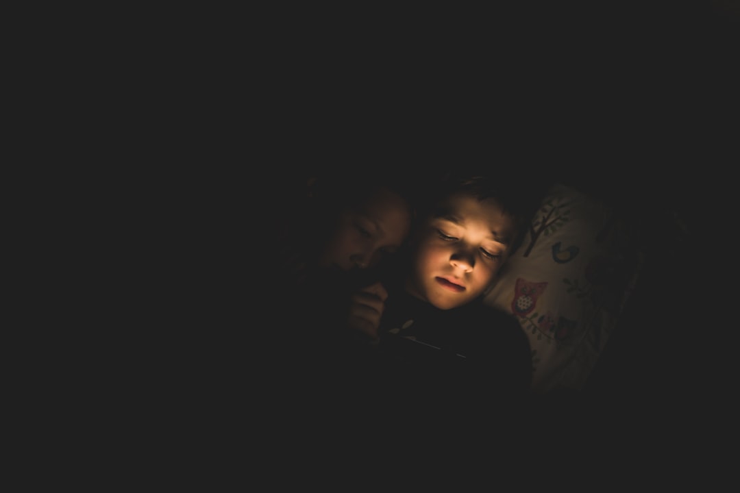 Comment faire pour que mon fils reste dans son lit : 7 astuces infaillibles