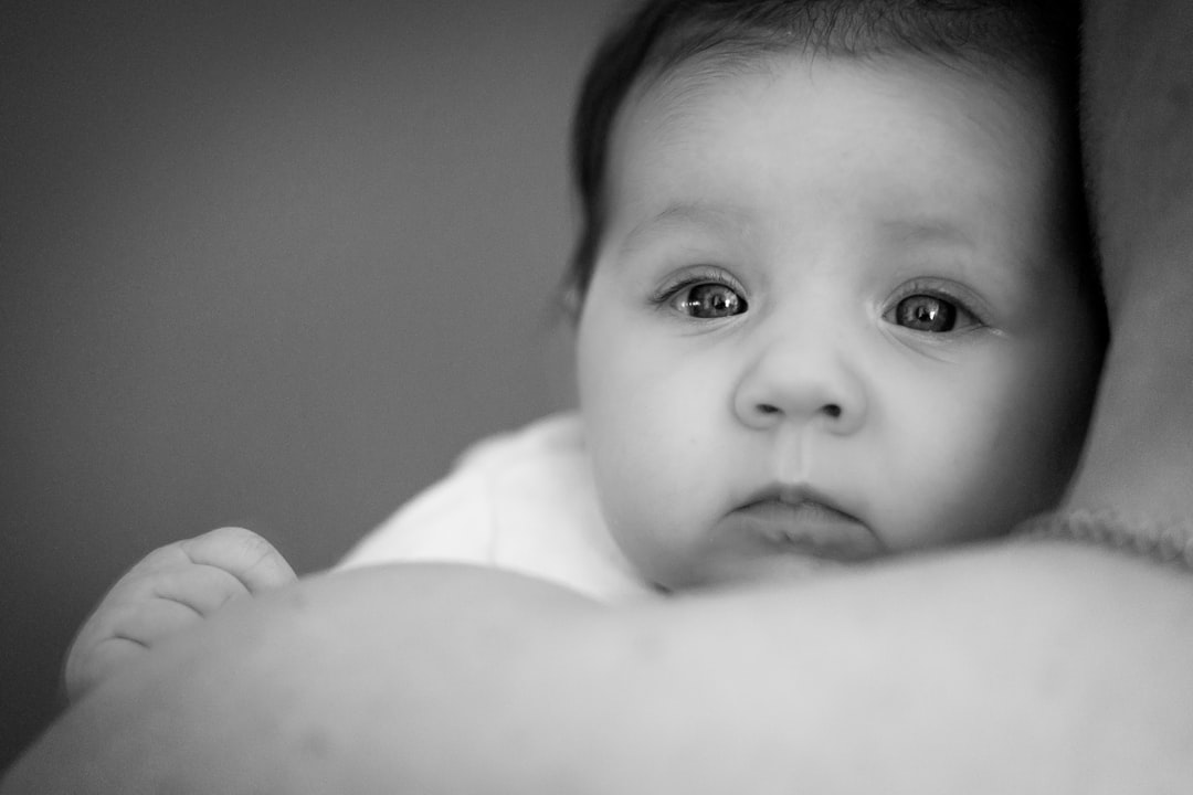 Faut-il vraiment réveiller bébé pour qu&rsquo;il mange ou laisser dormir ?