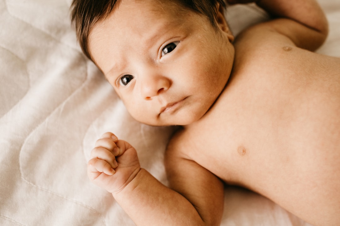 Pourquoi bébé se réveille à 5h30 : causes et astuces pour mieux dormir