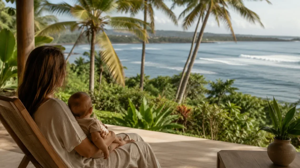 Famille avec un nourrisson installée sous un parasol dans un jardin tropical balinais en matinée