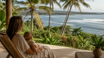 Famille avec un nourrisson installée sous un parasol dans un jardin tropical balinais en matinée