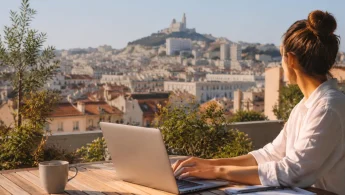 Vue d'ensemble d'une agence mutuelle santé dans un quartier animé de Marseille avec des familles passant devant